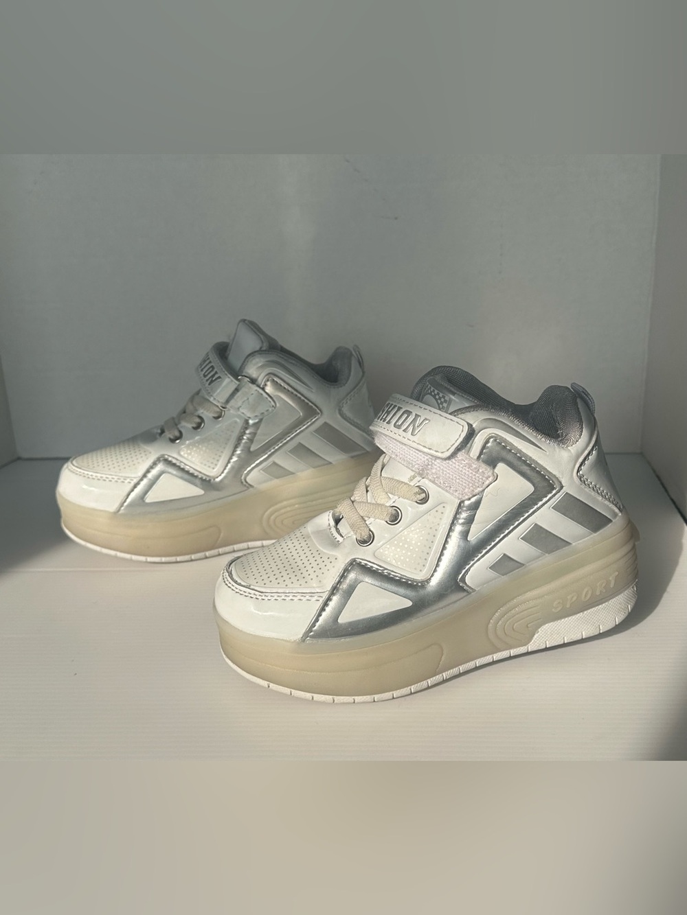 Kids Roller Shoes Size 2.5 White Silver Skate Sneakers Wheels Heelys Style LED